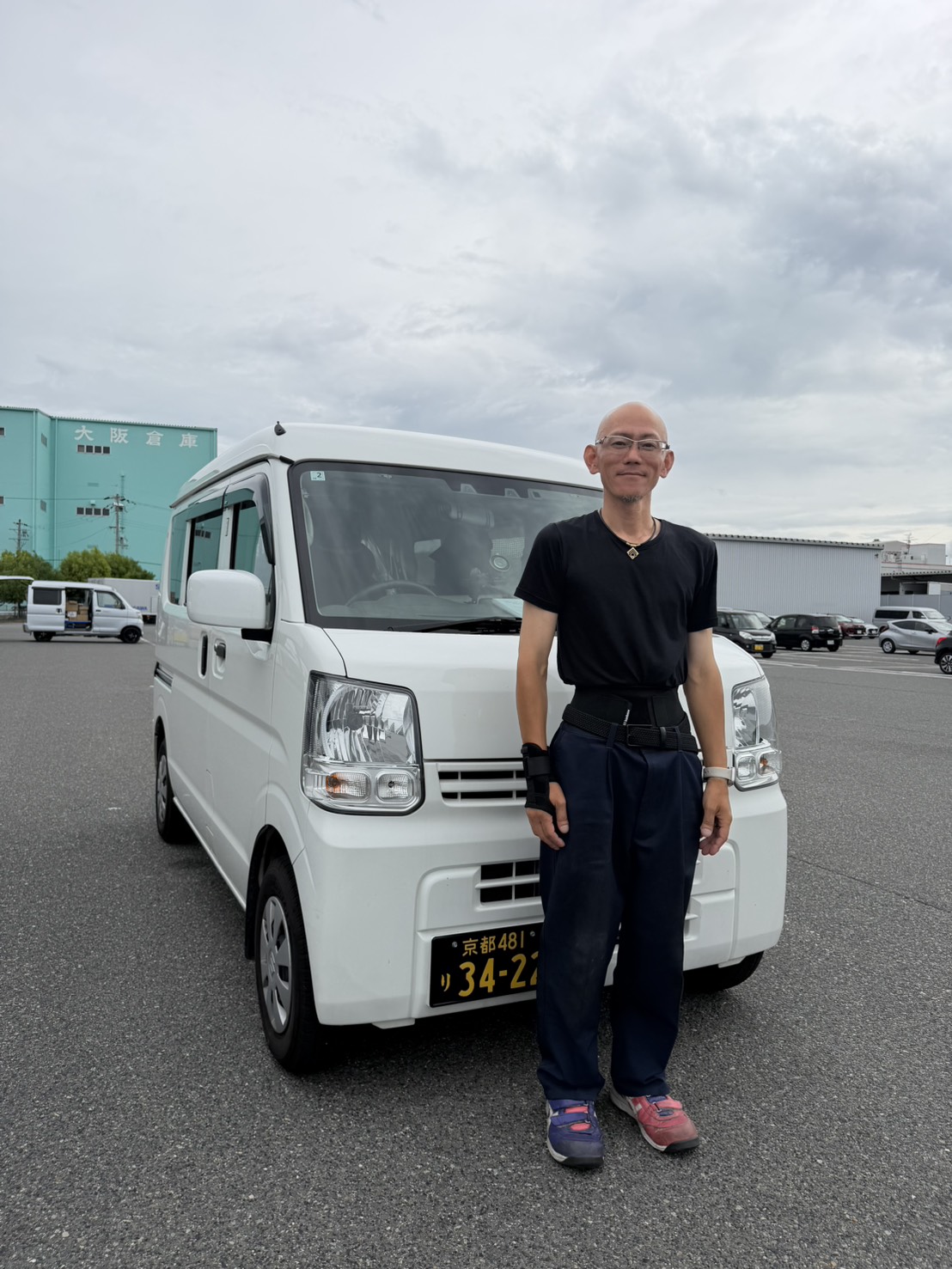 代表・一ノ瀬が配送車の前に立つ