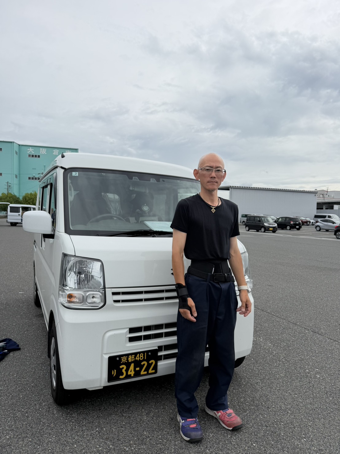代表・一ノ瀬が配送車の前に立つ