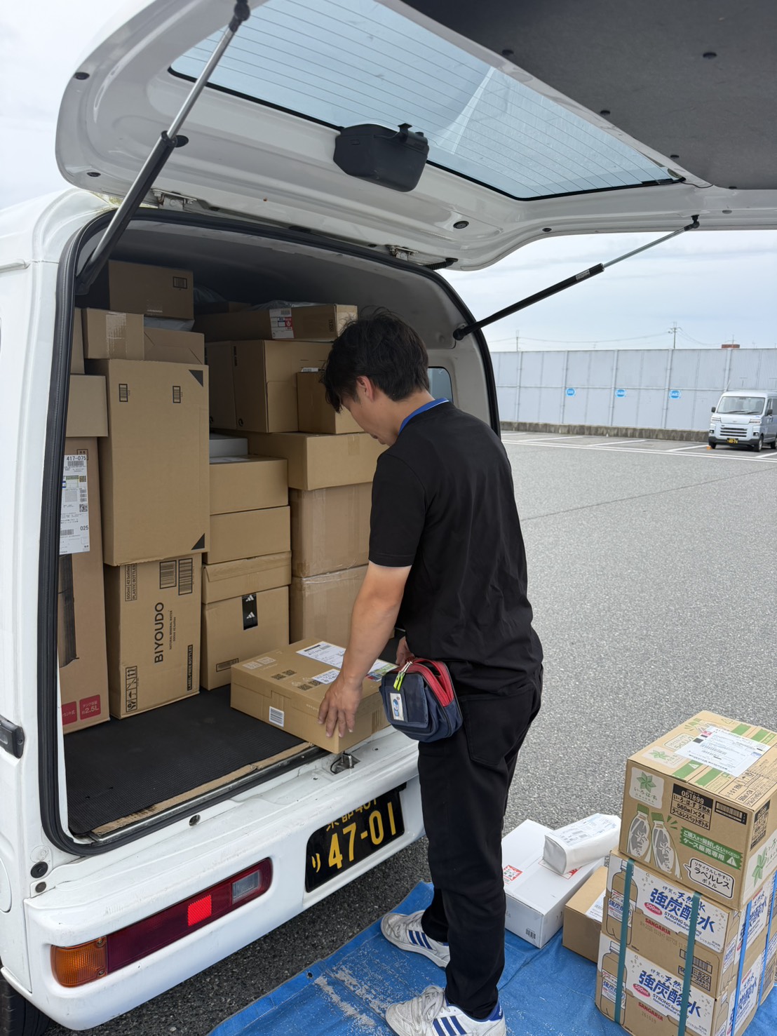 荷物を積み込むドライバー