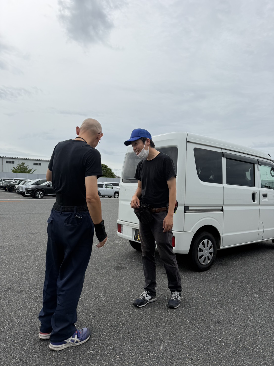 代表が新人スタッフに研修を行っている現場